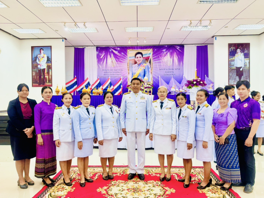 วันอังคารที่ 3 มิถุนายน 2568 เวลา 17.30 น. นางสุกัญญา แช่มช้อย ปลัดเทศบาลตำบลหนองนกทา ปฏิบัติหน้าที่ นายกเทศมนตรีตำบลหนองนกทา มอบหมายให้นายสุรชัย พละไกร รองปลัดเทศบาล พร้อมด้วยคณะครู เข้าร่วมพิธีถวายเครื่องราชสักการะและวางพานพุ่ม